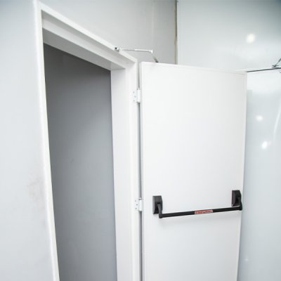 Porta corta fogo simples P90 com barra antipânico aberta