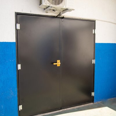 Porta dupla resistente ao fogo preta