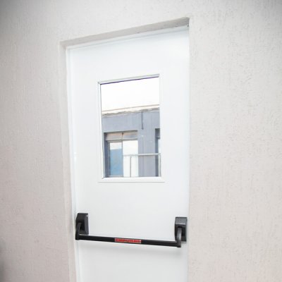 Porta metalica com visor e barra antipanico