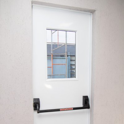 Porta Metálica com visor e Barra Antipânico